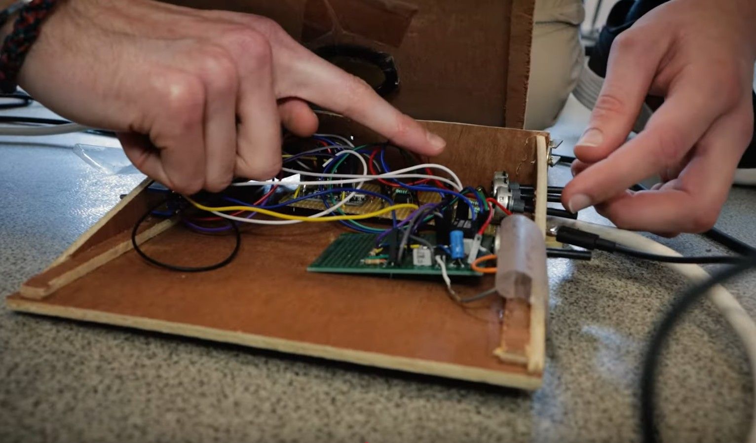 Antoine et Sven travaillent sur leur projet M1 de Stompbox